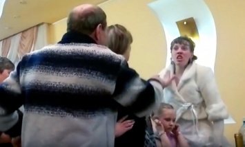 В Сети появилось видео драки отца жениха и его невесты
