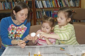 В Мариуполе обучали искусству росписи пасхального яйца(ФОТО)