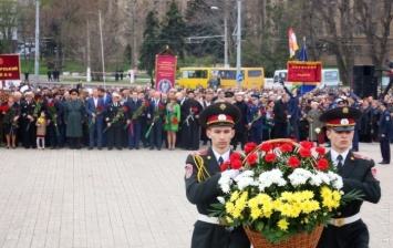 Возложение цветов на площади 10 Апреля не обошлось без провокаций