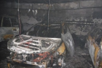 В Киеве на парковке сгорело 4 автомобиля (ФОТО)