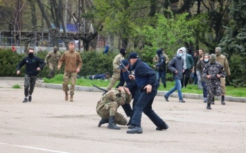 Полиция жестко пресекла столкновение пророссийских и проукраинских активистов на Куликовом поле