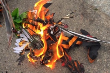 Патриоты в Одессе сожгли символы современного фашизма (ФОТО)