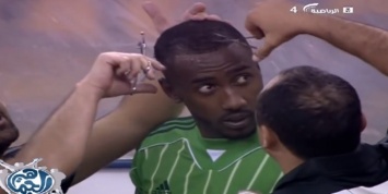 В Саудовской Аравии вратаря с "антиисламской" прической подстригли на матче