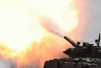Ожесточенный бой вблизи Горловки: на фоне зарева и горящих полей в ход пошли танки