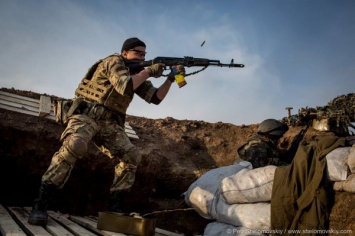 За сутки боевики 64 раза обстреляли позиции военных на Донбассе