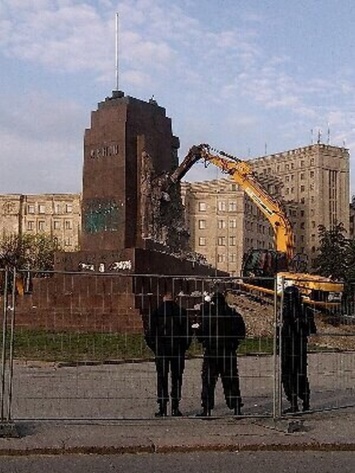 Николаеву на заметку: в Харькове демонтируют постамент памятника Ленину