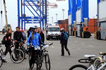 Велосипедная экскурсия по морскому порту стала заключительным аккордом одесской "сотки" (общество)