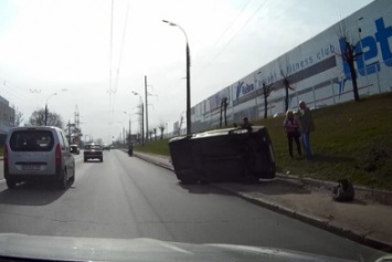 В Харькове иномарка ударом опрокинула на бок ВАЗ