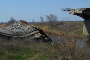 Разрушенный мост в Славянске ждет своего часа (фото)