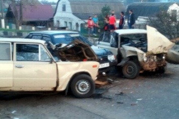В Дергачах столкнулись сразу три автомобиля: среди пострадавших есть дети (ФОТО)
