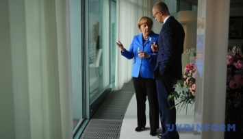 Меркель поблагодарила Яценюка за вклад в реформы