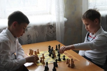 Юные спортсмены в Славянске сели за шахматные доски