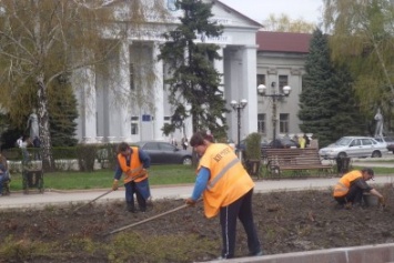 В центре Красноармейска (Покровска) работа кипит: клумбы облагораживают, розы подрезают. Дыхание весны на лицо