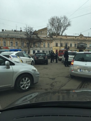 Эвакуатор увозит с Тираспольской площади неправильно припаркованные автомобили