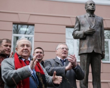 В Москве открыли памятник Жириновскому под гимн «Боже, царя храни!»