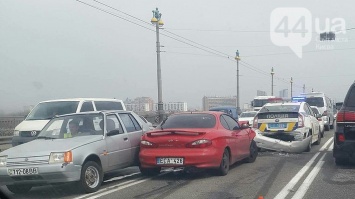 На мосту Патона произошла авария с участием автомобиля патрульных (ФОТО)