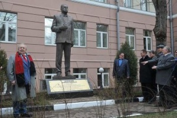 Под "Боже, царя храни" в Москве открыли памятник Жириновскому