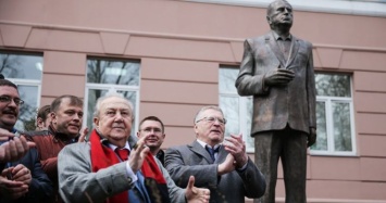 Под гимн «Боже, царя храни...» в Москве открыли памятник Жириновскому (ВИДЕО)