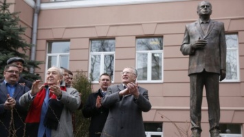 В Москве открыли памятник Жириновскому