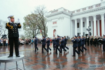 Военный оркестр сыграл у одесской мэрии нашумевший хит «На лабутенах»