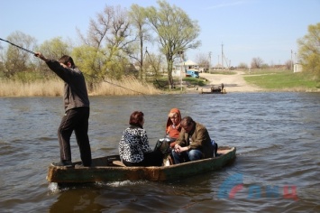 После закрытия КПВВ в Станице Луганской местные жители переплывают Донец на лодках