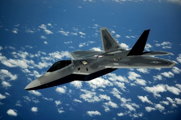 США вновь разместили в Европе истребители пятого поколения F-22 Raptor