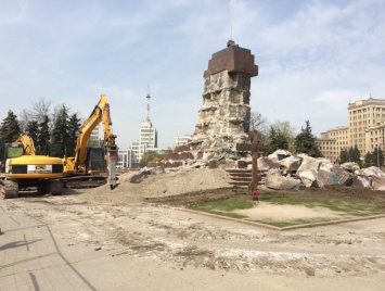 В Харькове продолжается демонтаж постамента, где находился памятник Ленину