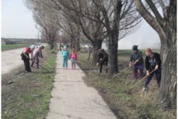 Произошла уборка тротуара, который ведет к остановке автобуса в город Белозерское