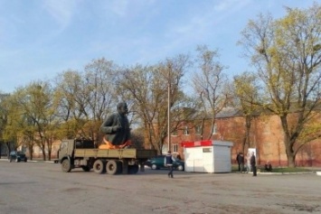 В Чугуеве демонтировали один из крупнейших памятников Ленину в области (ФОТОФАКТ)