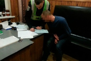 В Житомире задержали нетрезвого молодчика с подозрительным веществом