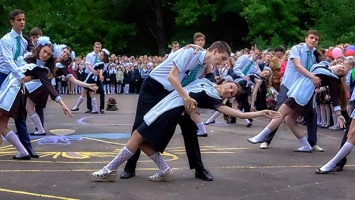 Всех бердянских выпускников "сгонят" на площадь танцевать вальс