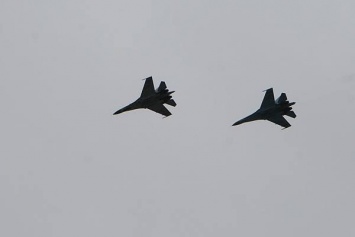 В Луцке проходят военные учения, над городом летают истребители