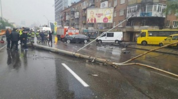 Крупное ДТП в Киеве: повалена троллейбусная опора, разбиты авто, пострадали люди (фото, видео)