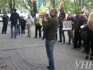 Активисты вышли на пикет "Сбербанка России" в Хмельницком