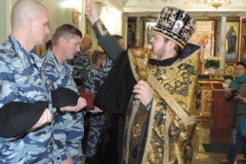 Бойцы крымского "Беркута" освятили свои береты в храме Симферополя (ФОТО)