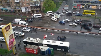 На проспекте Победы "БМВ" врезался в электроопору, трое пострадавших (ФОТО)
