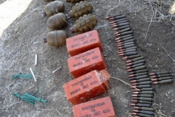 "Домашние заготовки". В Макеевке снова изъяли арсенал боеприпасов и взрывчатки в жилом доме