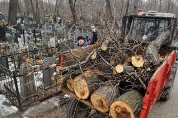 Херсонцев просят в первую неделю мая воздержаться от посещения кладбищ