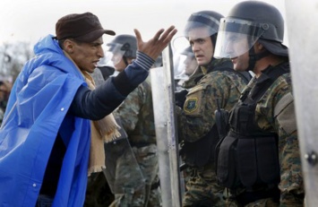 Полиция Македонии применила слезоточивый газ против мигрантов на границе