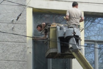 Не капайте мне на голову: одесские рабочие красят фасад и прохожих (ФОТО)