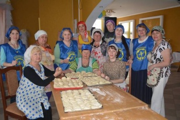 В Хмельницкой области волонтерки налепили 170 кг вареников для "героев АТО"
