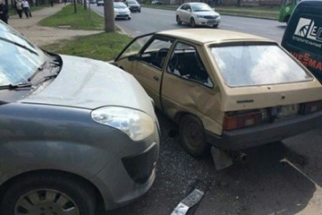 На Одесской столкнулись сразу три автомобиля (ФОТО)