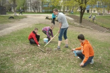 Школьники Бахмута вышли убирать Землю