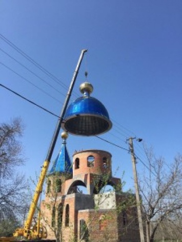 На храм в Котлярово подняли купол