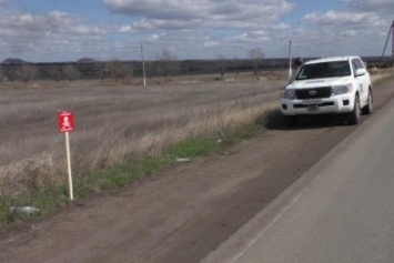 Рядом с КПП «ДНР» установили таблички «Стой, мины»