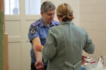 Полицейские Славянска сдали кровь для своего коллеги