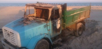 На пляже в Одесской области обстреляли и сожгли грузовик, незаконно добывавший песок