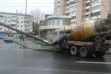 В Харькове бетономешалка снесла столб (ФОТО)