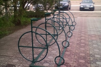 У здания Северодонецкого горсовета появилась оригинальная велопарковка (ФОТО)