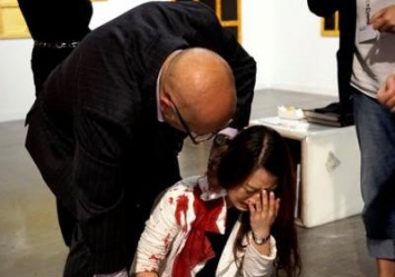 Китаянку, ударившую ножом посетительницу выставки в Майами, депортируют из США